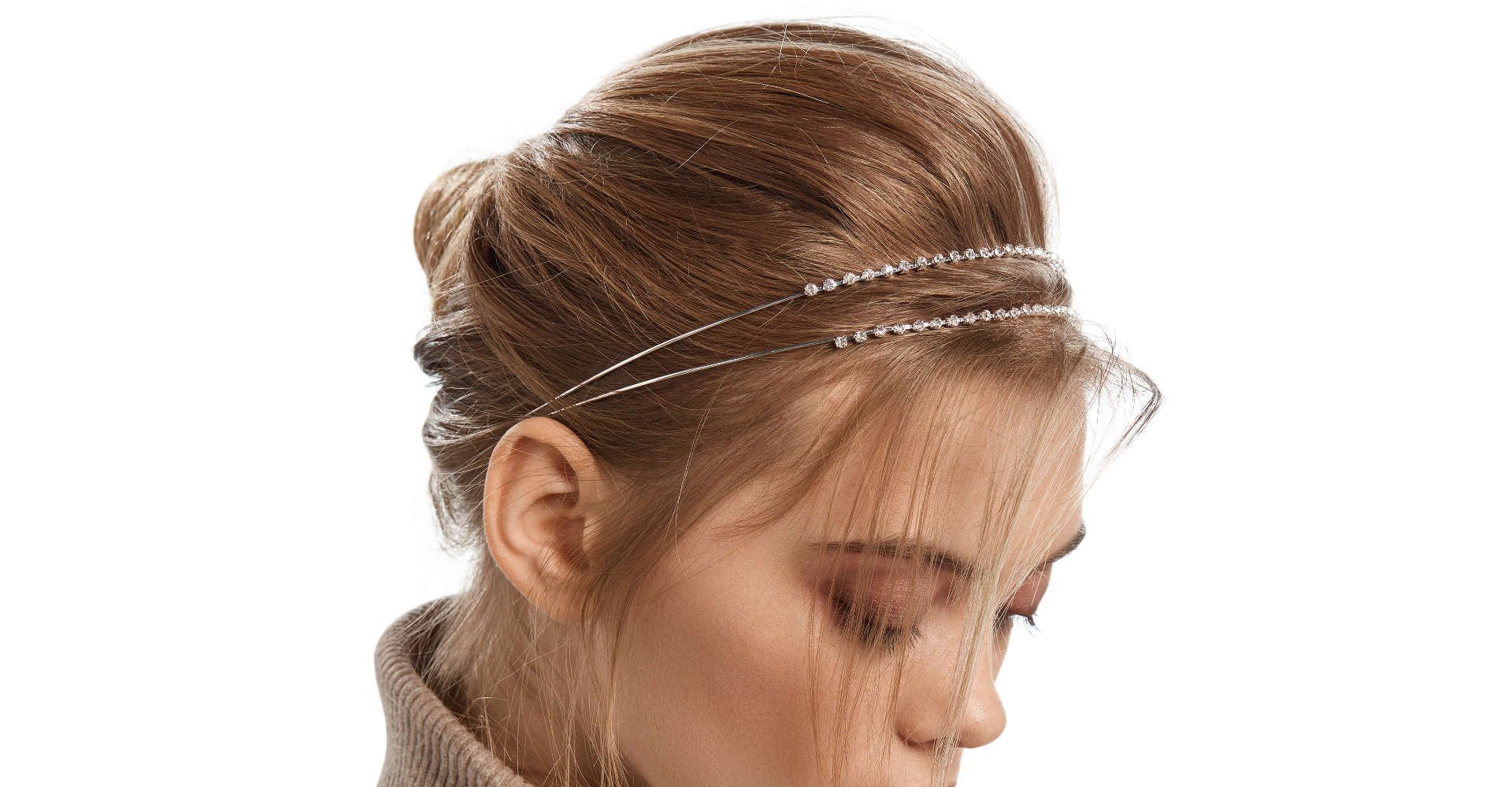 mulher de tiara com coque baixo